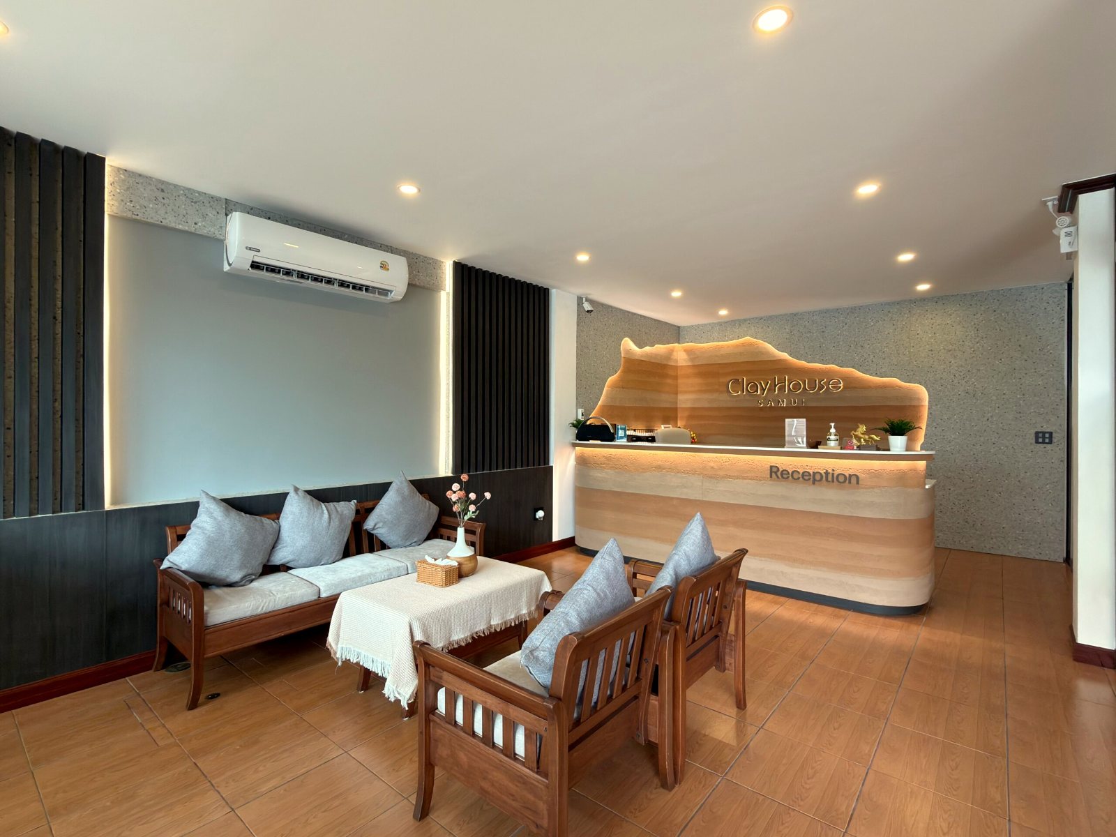 ล็อบบี้ ClayHouse SAMUI เคาน์เตอร์ต้อนรับดินอัด และมุมนั่งพัก