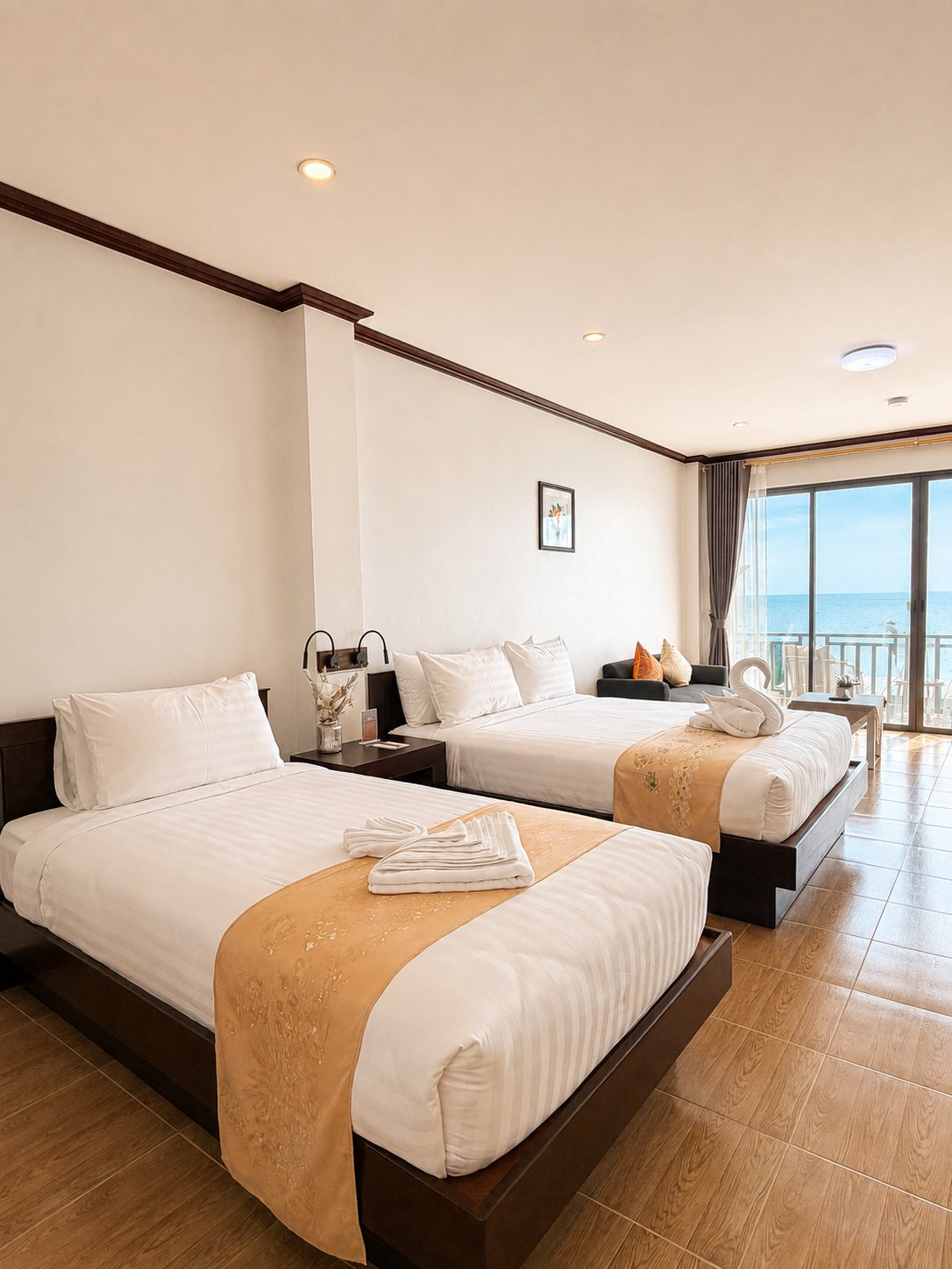 Deluxe Family Twin Bed — เตียงควีน และเตียงเดี่ยว ทะเลผ่านประตูระเบียง
