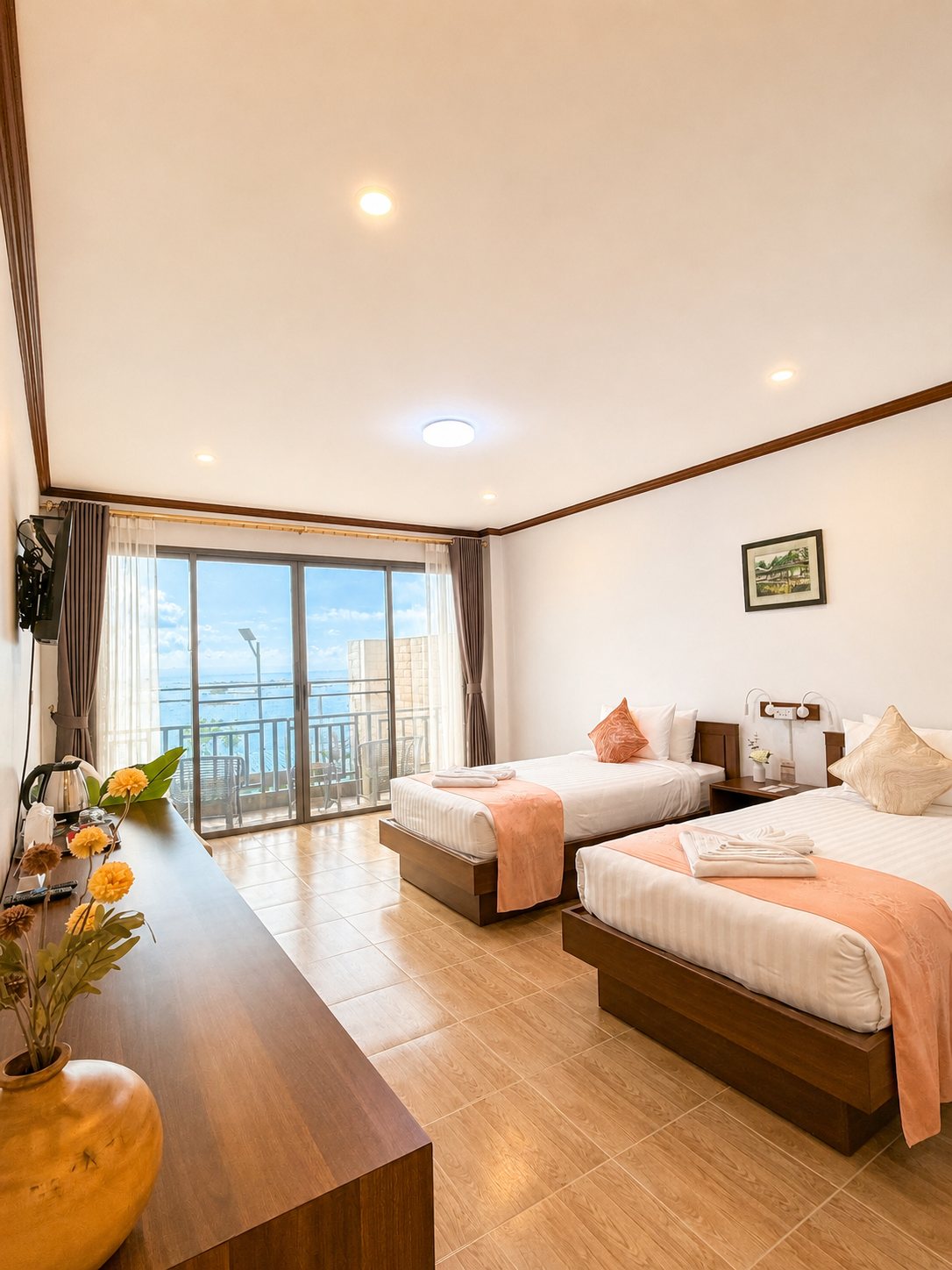 Deluxe Twin Bed ห้อง 102 — เตียงเดี่ยวสองเตียง และโต๊ะเขียนหนังสือ