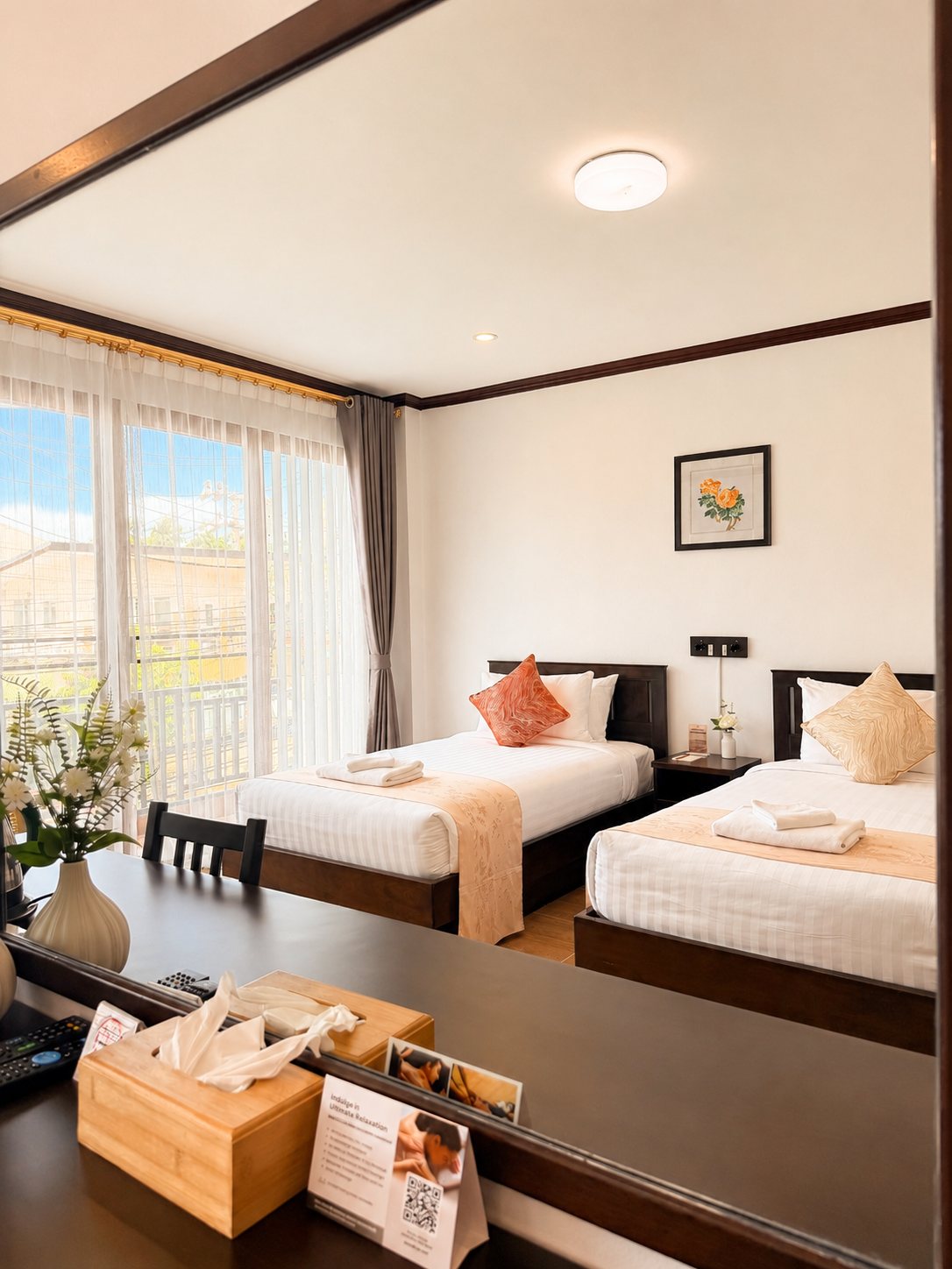 Superior Twin Bed เตียง และหน้าต่างหันออกทะเล