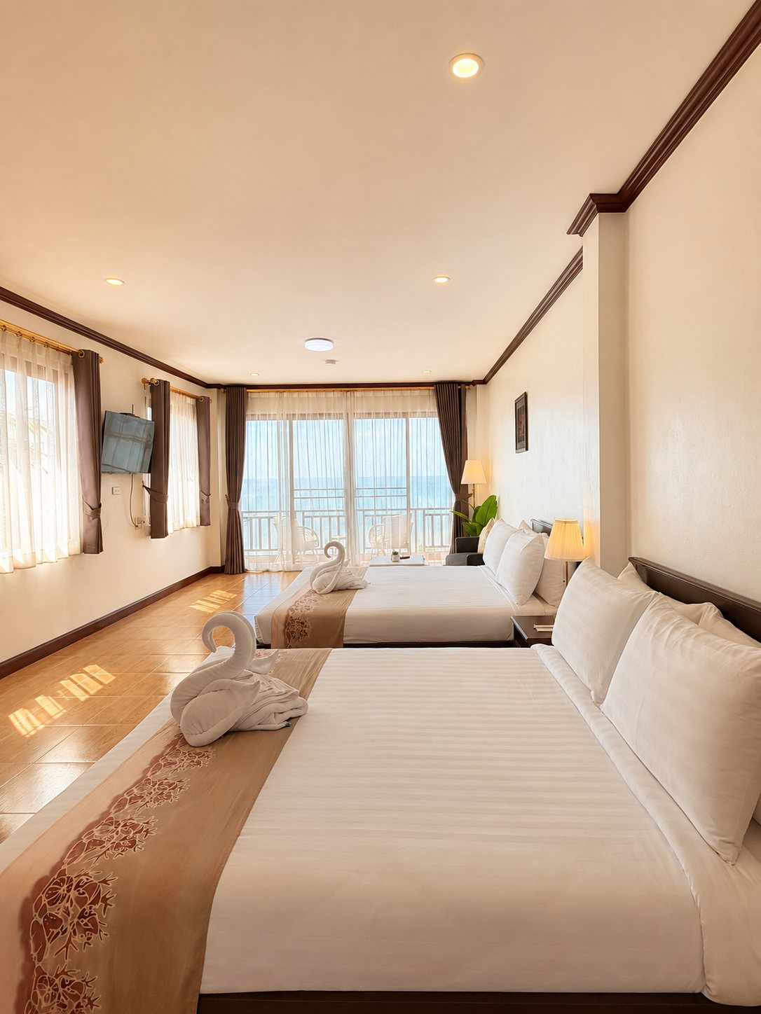 Deluxe Twin Queen Bed ห้อง 201 — เตียงควีนสองเตียง และโซฟา